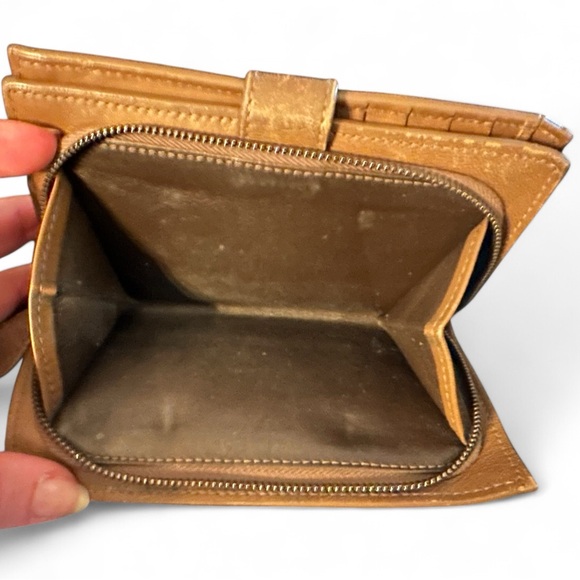 Authentic BOTTEGA VENETA Leather Passport Holder Bifold wallet in intrecciato - Picture 8 of 8